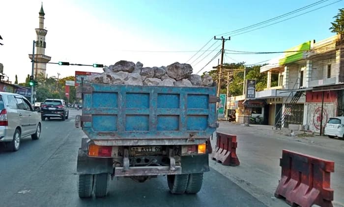 Bikin Pengendara Waswas, Truk Batu Tanpa Terpal Melintas di Bungoro Pangkep