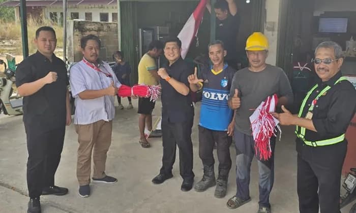 PT EUP Bagikan 100 Bendera Merah Putih ke Warga Bufferzone Bontang