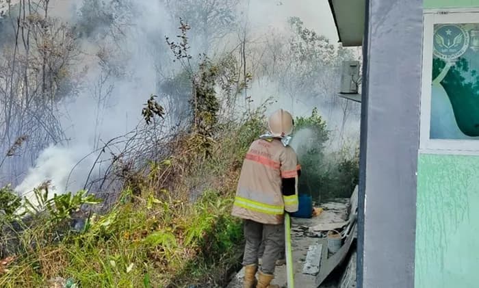 Kebakaran Lahan Belakang SMKN 4 Bontang, Nyaris Merembet ke Sekolah