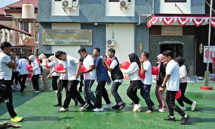 Cara Imigrasi Bontang Peringati HUT RI: Gelar Permainan Tradisional hingga Borong Dagangan UMKM