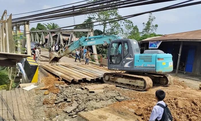 Jembatan Lembak Kutim Dipasang Baja Sementara, Kendaraan Berat Dialihkan