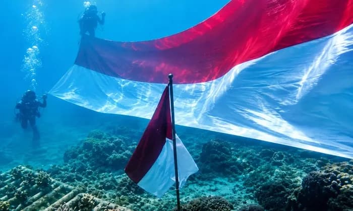 8 Meter Bendera Merah Putih Membentang di Bawah Laut Pulau Miang Kutim
