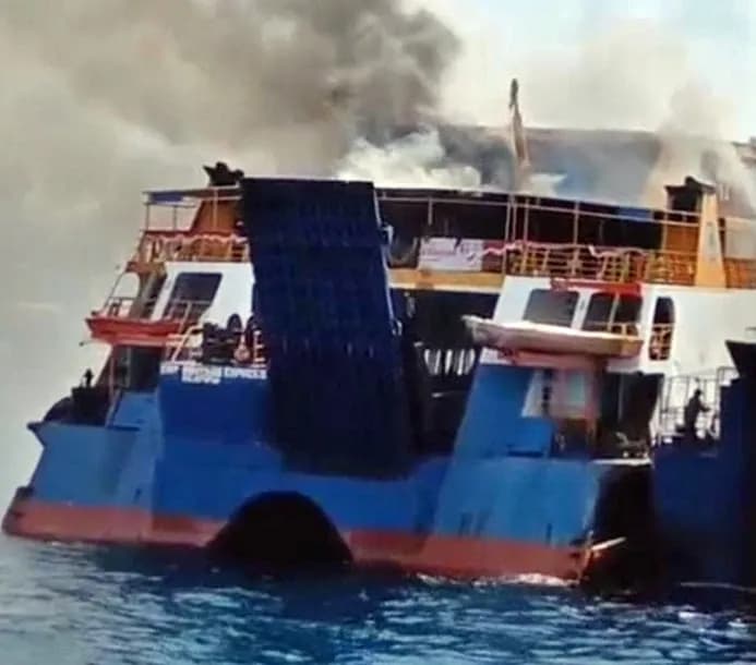 Detik-Detik KMP Bontang Express II Terbakar di Ketapang