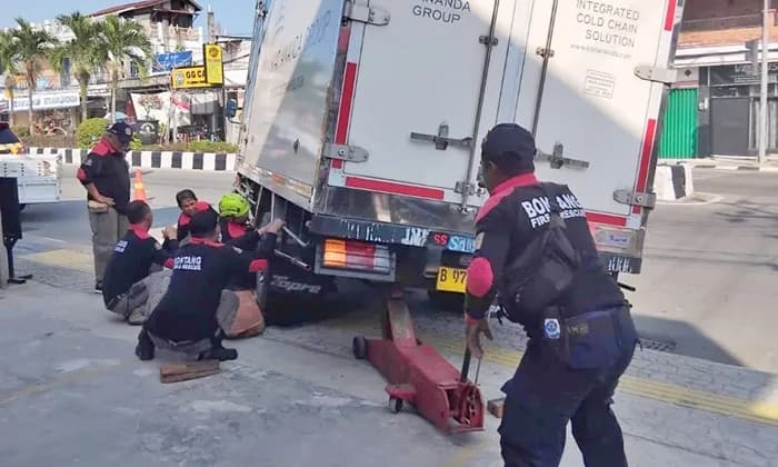Truk Boks Terperosok ke Drainase di Bontang, Dievakuasi 30 Menit