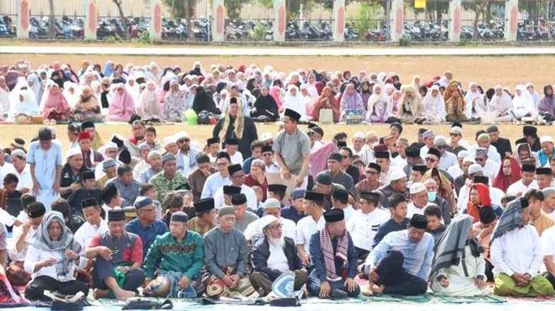 Ribuan Warga Bontang Kumpul di Stadion Bessai Berinta, Minta Hujan Turun