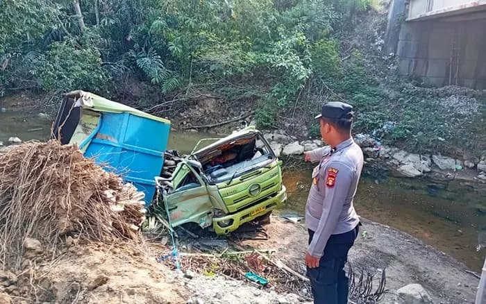 Diduga Rem Blong, Truk 10 Roda Bermuatan Koral Terjun ke Sungai Bengalon Kutim
