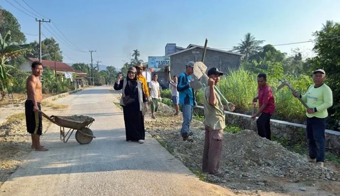 Tak Sudi Menunggu Pemerintah, Warga Kutim Patungan Rp10 Juta Perbaiki Jalan