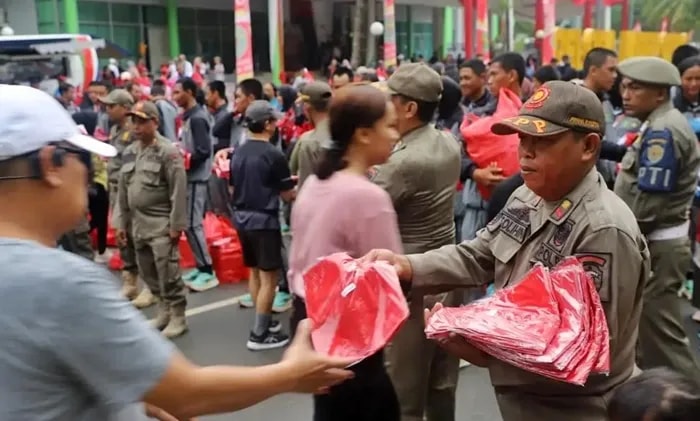 Kaltim Bagikan 3 Ribu Bendera Merah Putih Sambut HUT RI ke-81