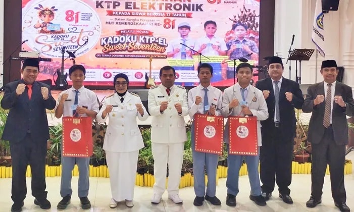 Tiga Pelajar Bontang Dapat “Kado” KTP-el di Momen HUT Kemerdekaan
