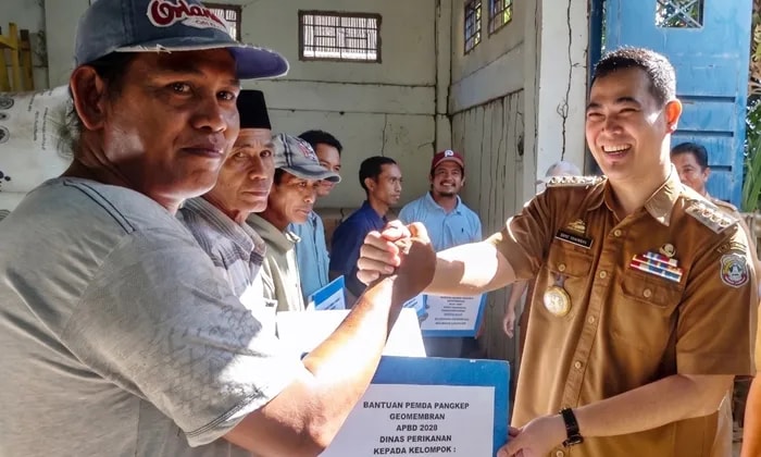 Pemkab Pangkep Salurkan 309 Roll Geomembran ke 30 Kelompok Petambak Garam