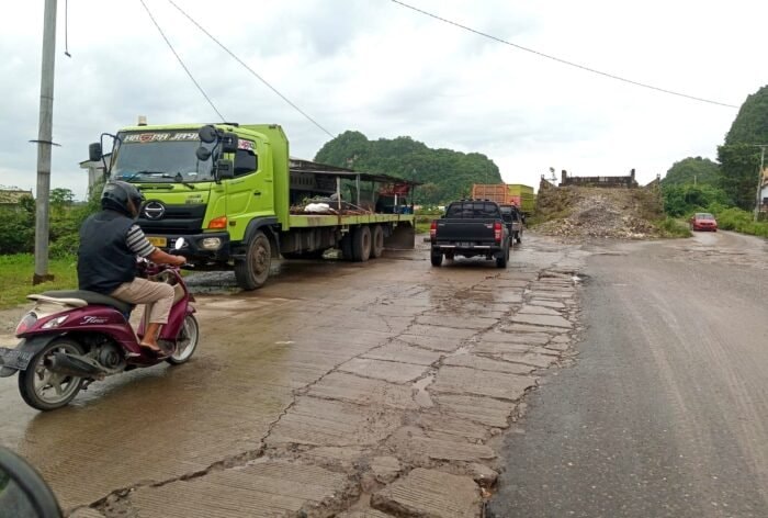 Jalan Industri PT Semen Tonasa Hancur Lebur, Warga Pangkep: Jangan Janji Terus!