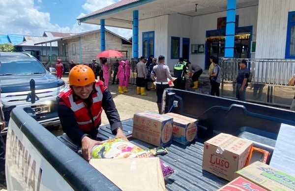 Brimob Polda Kaltim Terobos Banjir di Berau, Bawa Bantuan untuk Warga Bena Baru