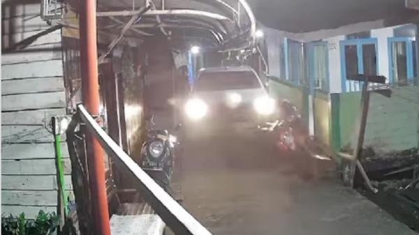Dikejar Polisi Samarinda, Pengemudi SUV Gila Nekat Terobos Gang, Rusak 3 Rumah Warga dan Lindas Motor