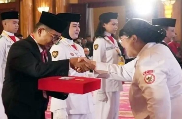 Kaltim Terima Duplikat Bendera Pusaka