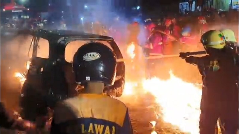 Minibus Pengetap BBM Terbakar di Samarinda, 3 Orang Terluka