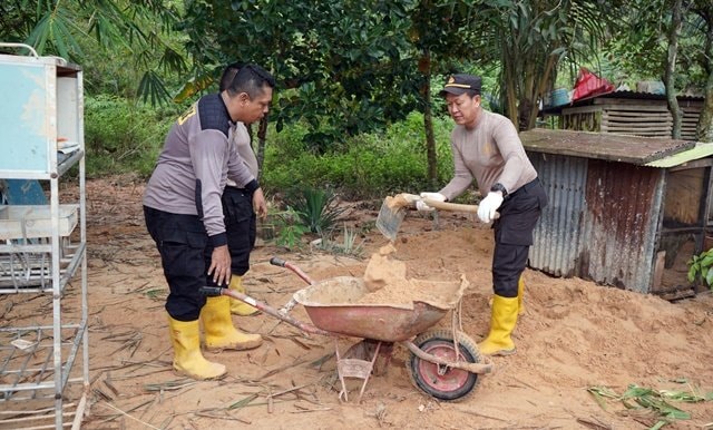 Peduli Korban Banjir, Polsek Bontang Barat Gelar Kerja Bakti dan Baksos