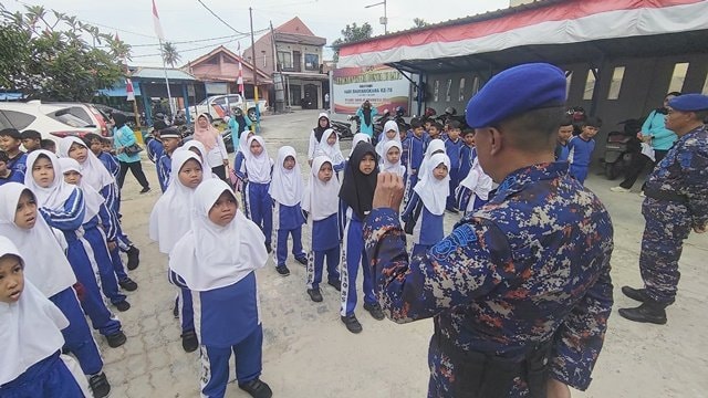 Tugas Polisi Laut  Dikenalkan kepada Siswa SDN 010 Bontang Selatan lewat Kunjungan Edukatif