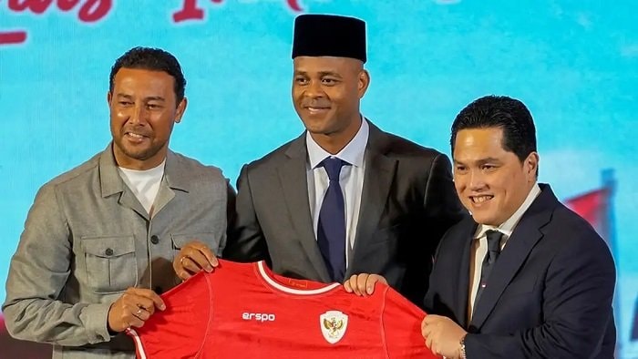 Denny Landzaat Tolak Ajax, Pilih Bertahan Demi Timnas Indonesia