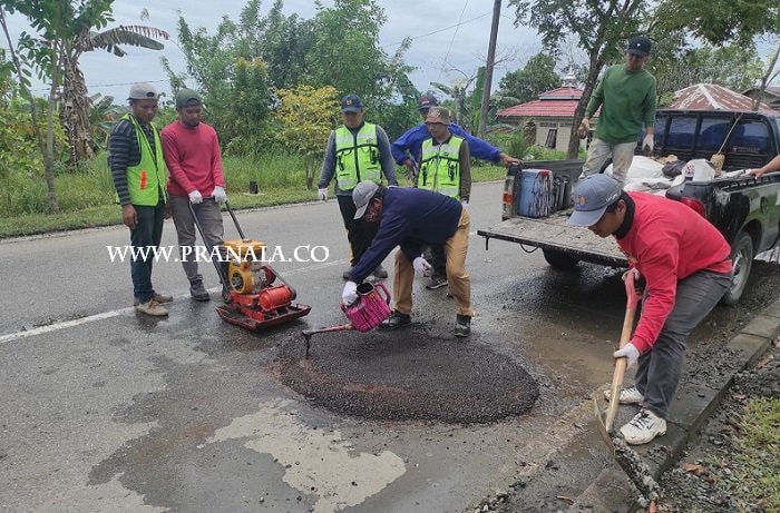 Gunakan Aspal Dingin, Jalan Berlubang di Bontang Ditambal