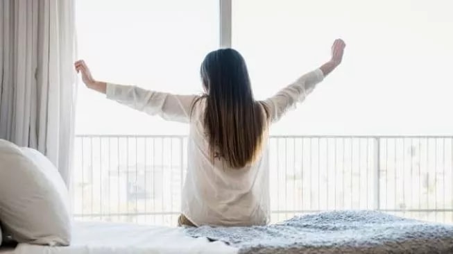Bangun Tidur Jangan Langsung Pegang Ponsel, Lakukan 3 Hal Ini Agar Kulit Makin Glowing