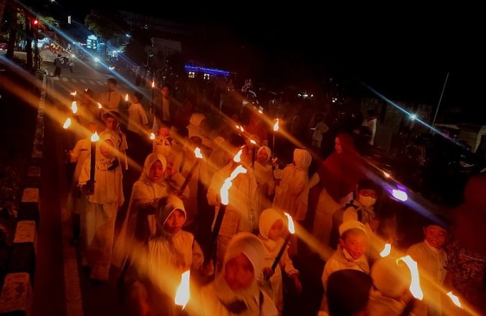 Sambut Ramadan, Ribuan Warga Bontang Antusias Ikuti Pawai Obor