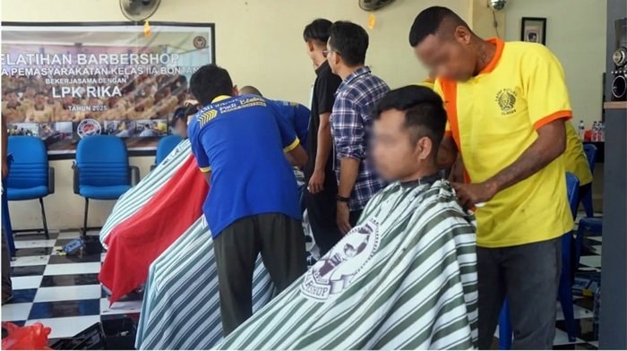 Bekal Hidup Baru, Napi Lapas Bontang Ikuti Pelatihan Cukur Rambut