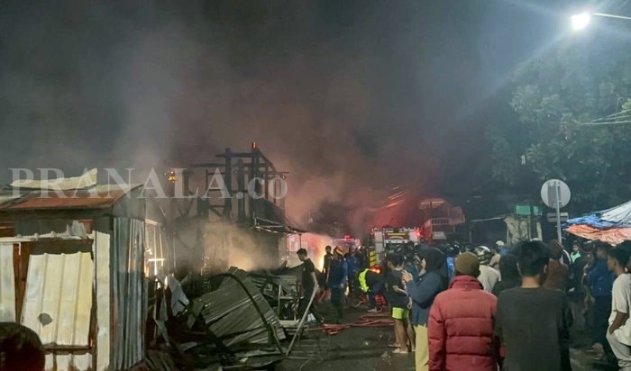 Diduga Korsleting Listrik, Tiga Rumah dan Belasan Kios di Pangkep Dilalap Api