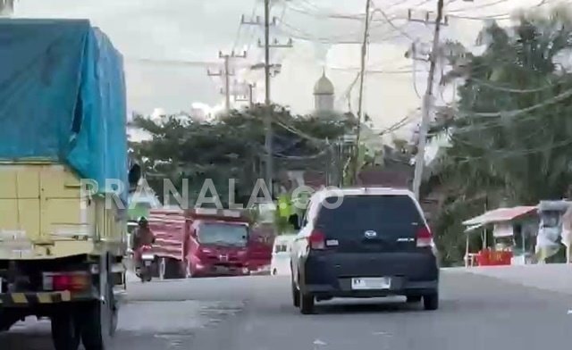 Mobil Ayla Hitam Ugal-ugalan, Tabrak Motor dan Nyaris Sebabkan Kecelakaan Beruntun di Bontang