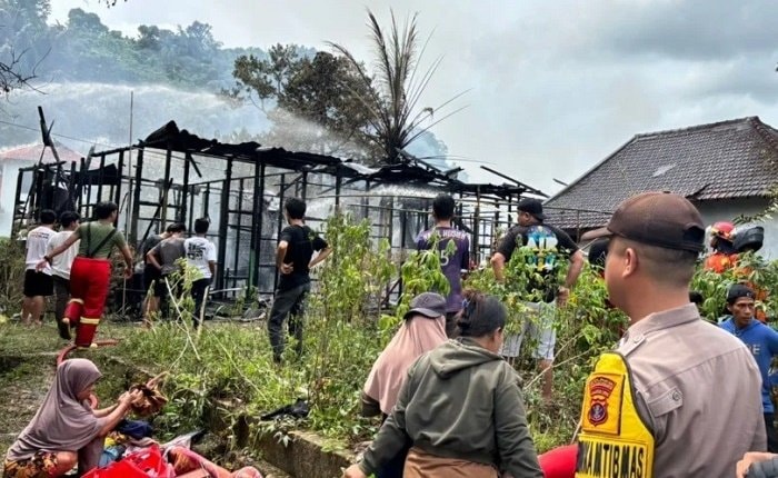 Kebakaran Hanguskan 8 Pintu Kontrakan di Loa Janan Kaltim, Kerugian Capai Rp250 Juta