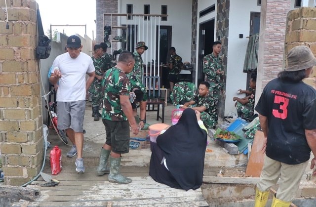 Di Balik Pengecoran Jalan TMMD di Bontang, Ada Cerita Makan Siang dan Gotong Royong
