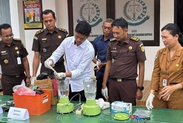 Kejari Kutai Barat Hancurkan Barang Bukti 34 Kasus, Mulai Sabu, Parang, hingga Solar Ilegal
