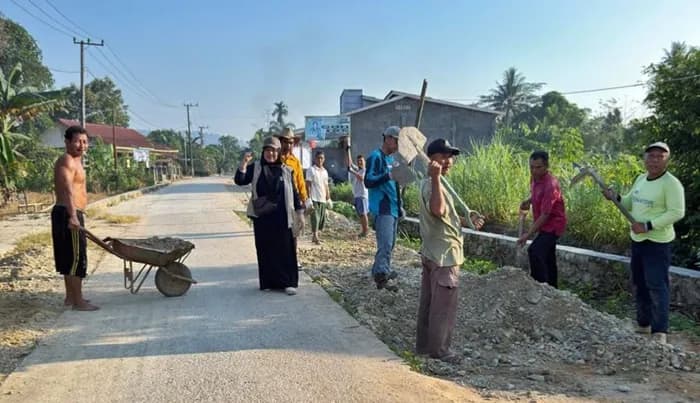 Tak Sudi Menunggu Pemerintah, Warga Kutim Patungan Rp10 Juta Perbaiki Jalan