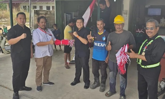 PT EUP Bagikan 100 Bendera Merah Putih ke Warga Bufferzone Bontang