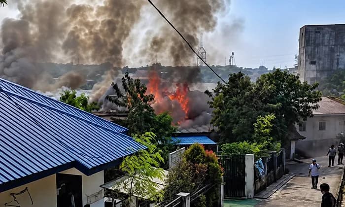 Rumah Terbakar di Belakang RS Restu Ibu Balikpapan, 10 Unit Dikerahkan
