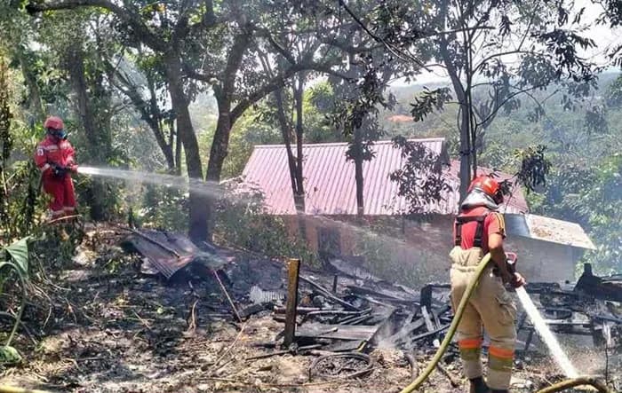 Kebakaran di Bontang Melalap Rumah Pondok Siang Hari