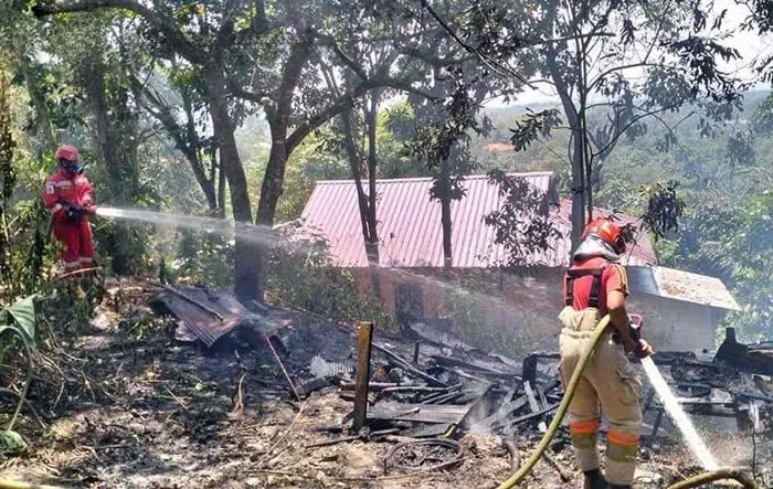 Kebakaran di Bontang Melalap Rumah Pondok Siang Hari
