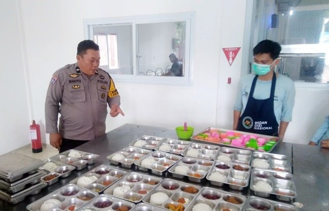 Bhabinkamtibmas Sambangi Dapur MBG di Pangkep, Ribuan Pelajar Terima Makanan Bergizi Setiap Hari