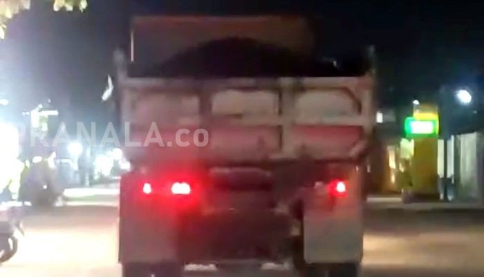 Truk Diduga Angkut Batu Bara Terekam Melintas di Jalan Umum Balikpapan