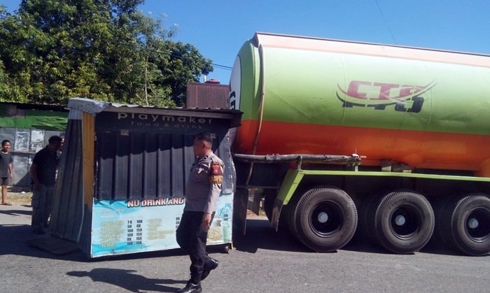 Mobil Kapsul Tabrak Booth Kontainer di Pangkep