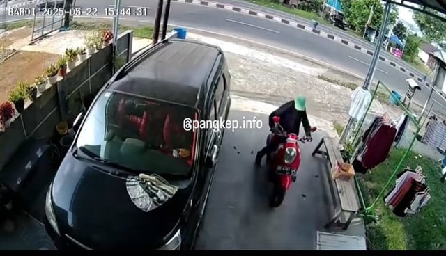 Terekam CCTV! Pria Berjaket Hitam Gondol Motor Scoopy di Pangkep saat Sore