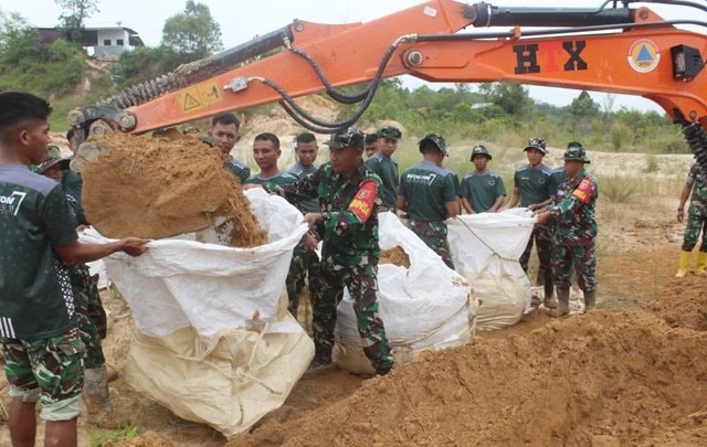 Antisipasi Banjir, Kodim 0908/Bontang dan Warga Kampung Timor Bangun Tanggul Darurat
