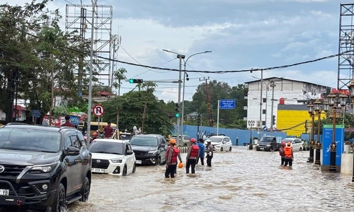 Hujan Deras Sebabkan Banjir dan Pohon Tumbang di Balikpapan