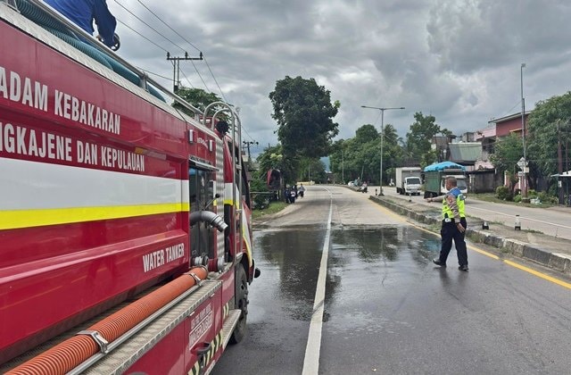 Tumpahan Solar di Segeri Pangkep Bikin Jalan Licin, Pengendara Motor Nyaris Tergelincir