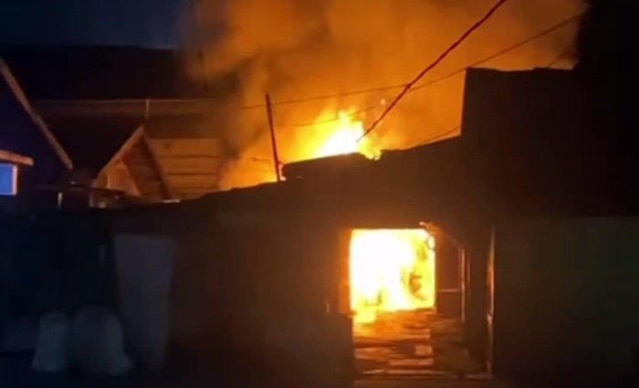 Lima Kios di Pasar Segiri Samarinda Ludes Terbakar, Diduga Korsleting Listrik