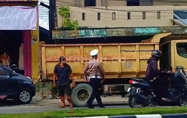 Tak Pasang Terpal saat Angkut Material, Puluhan Sopir Truk di Bontang Ditilang