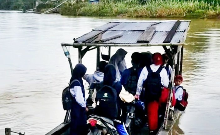 Menyeberangi Harap di Atas Sungai: Kisah Pelajar Kutim yang Bertaruh Nyawa Demi Sekolah