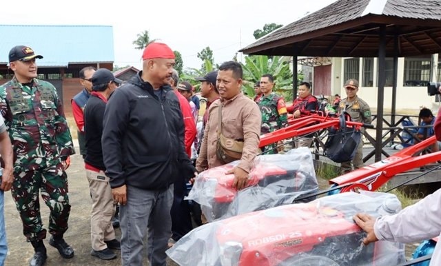 Kelompok Tani di Kukar Dapat 20 Unit Hand Tractor