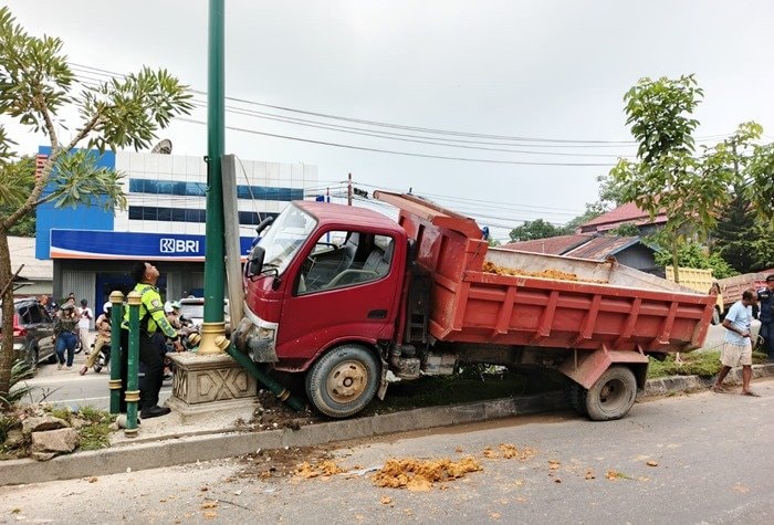 Rem Mendadak di Jalan Menurun, Truk Hantam Median dan Tiang Lampu di Bontang