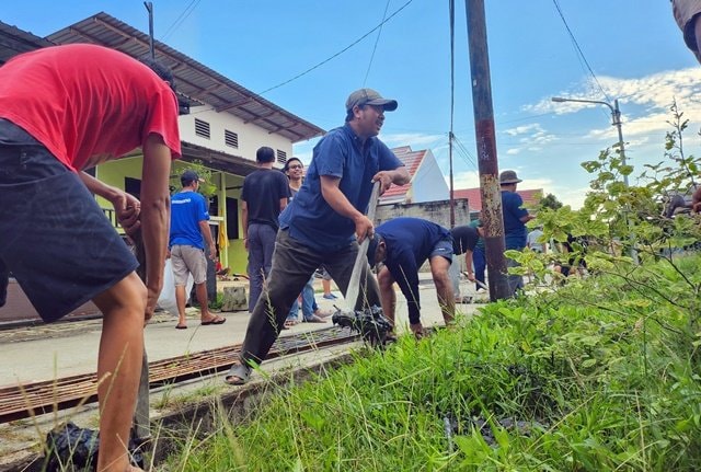 Cerita Kerja Bakti RT 21 Bontang Baru; Parit Bersih, Hati pun Lapang