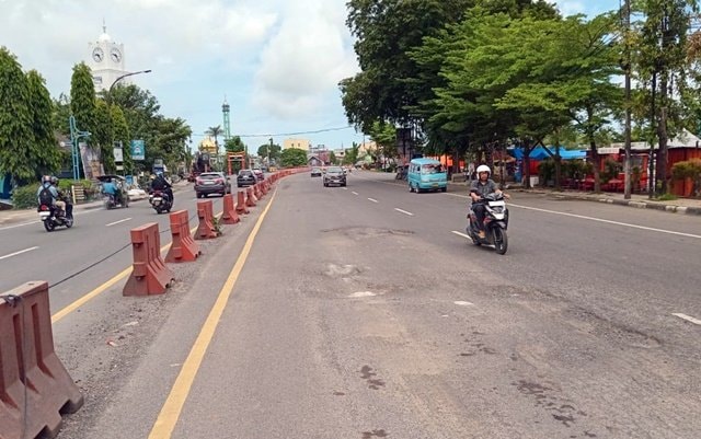 Jalan Poros Makassar–Pare di Pusat Kota Pangkep Rusak Parah, Warga Cemas Kecelakaan Mengintai